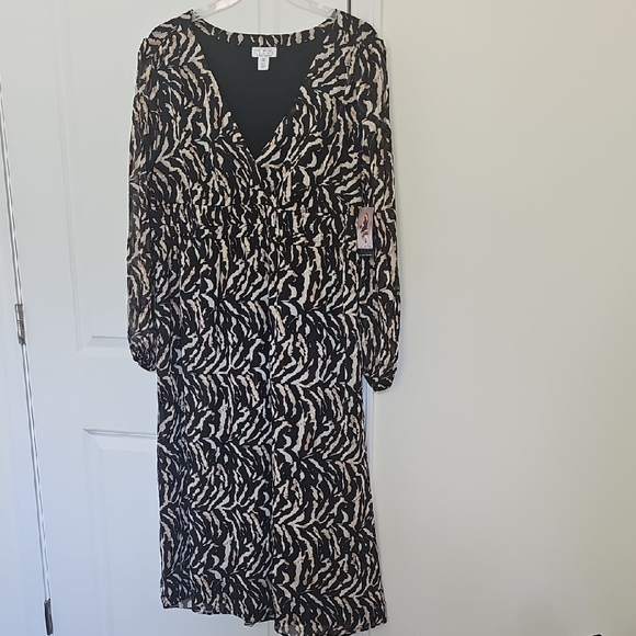 Elegant Black and Cream Long Sleeve Dress - Picture 1 of 7
